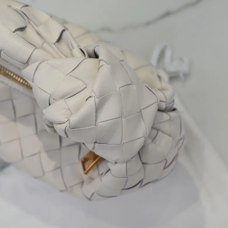 Batch 1120 BV Bottega Veneta's new early spring women's MINI JODIE handbag BV bag 🔥The new method is based on the original rounded corners, knotted with classic woven leather round hobo bag, The most iconic triangular pull-out design, using sheepskin draped soft shape, is super suitable for concave shapes~ Jodie feels really gentle to people, and is definitely the best item for daily matching. It has the same weave, new elements and twists, is compact and versatile, and is the new favorite of street style Internet celebrities! Dimensions: 23x28x8 Model: 6699-1